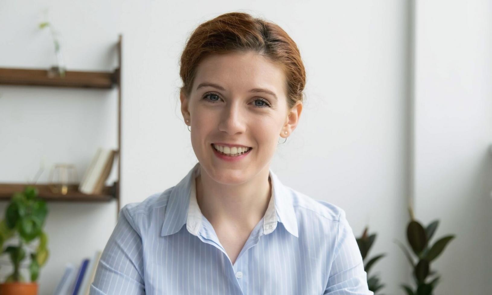 Deltagare som arbetar med ekonomiska rapporter under webinar-session