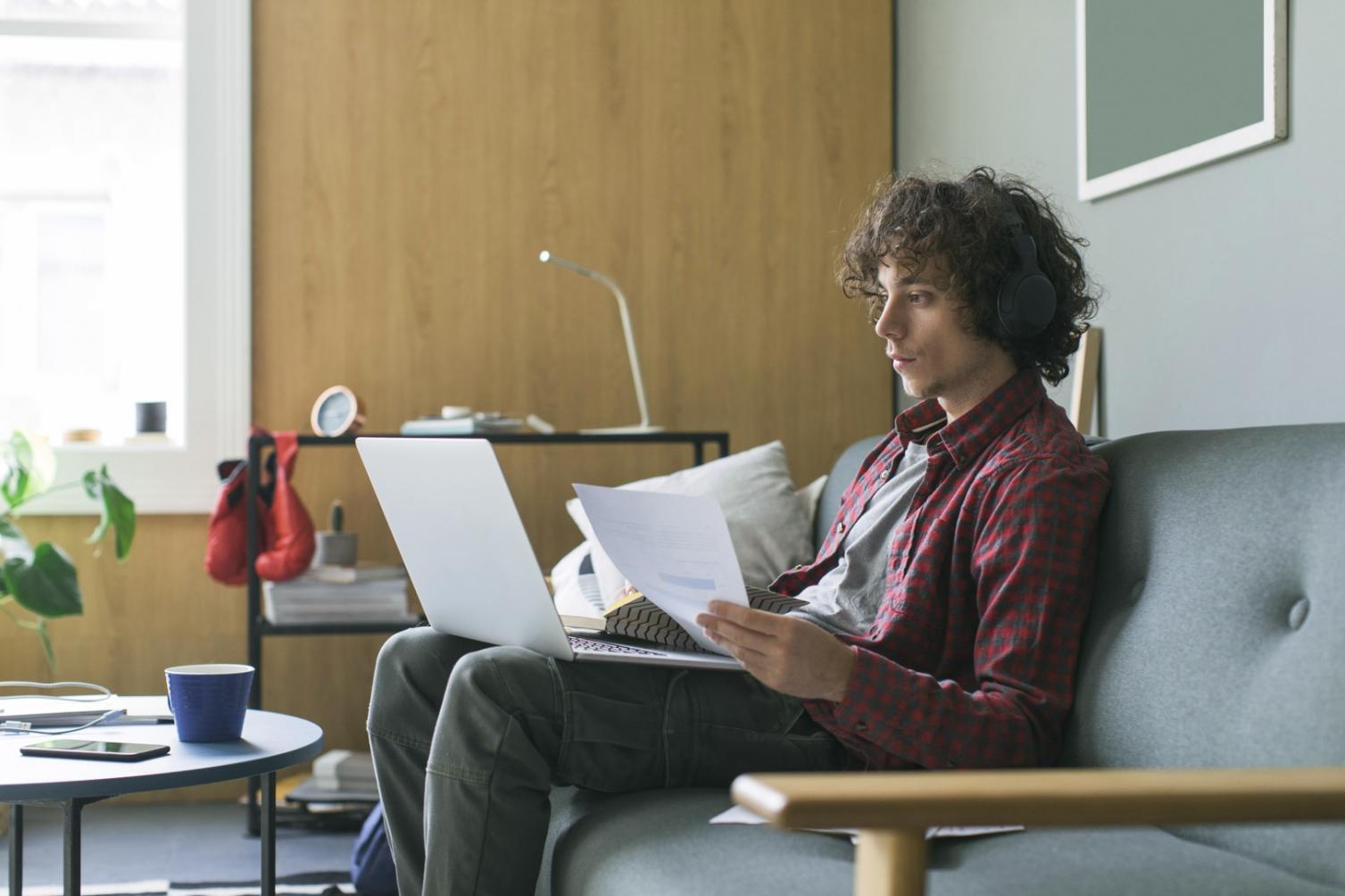 Ekonomisk analys på surfplatta med grafer och diagram