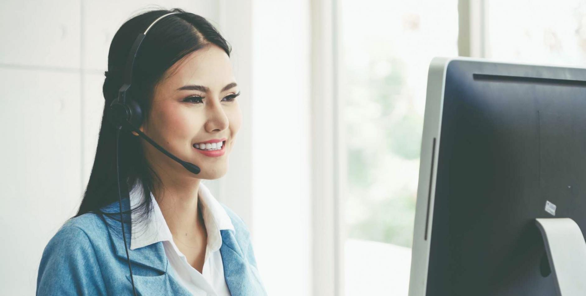 Student som planerar sin ekonomi vid skrivbord med laptop och dokument